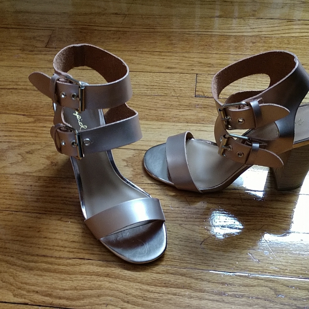 Rose gold colored sandal